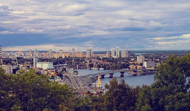 Vue de Kyiv et du Dniepr, ville où se célèbrent de nombreux mariages